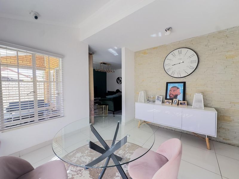 3 Bedroom Duplex with Private Garden - Photo 10
