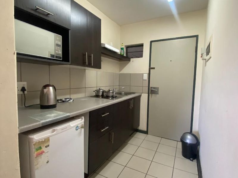Bachelor Apartment in Ruimsig - Great Investment! - Photo 6