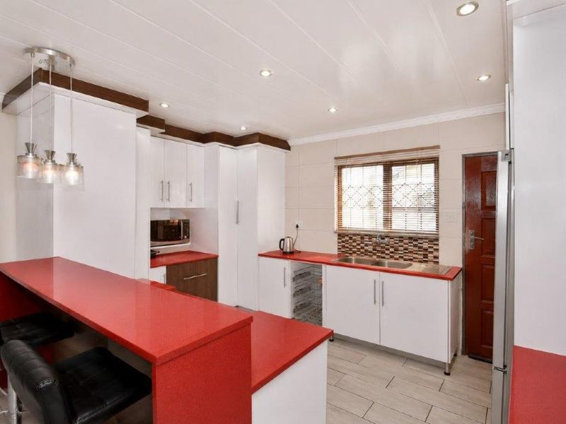 3 Bedroom, 2 Bathroom Home in Dawn Park - Photo 6