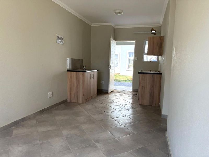 Modern 2-Bedroom Ground Floor Apartment – Secure, Stylish & Effortlessly Convenient - Photo 3