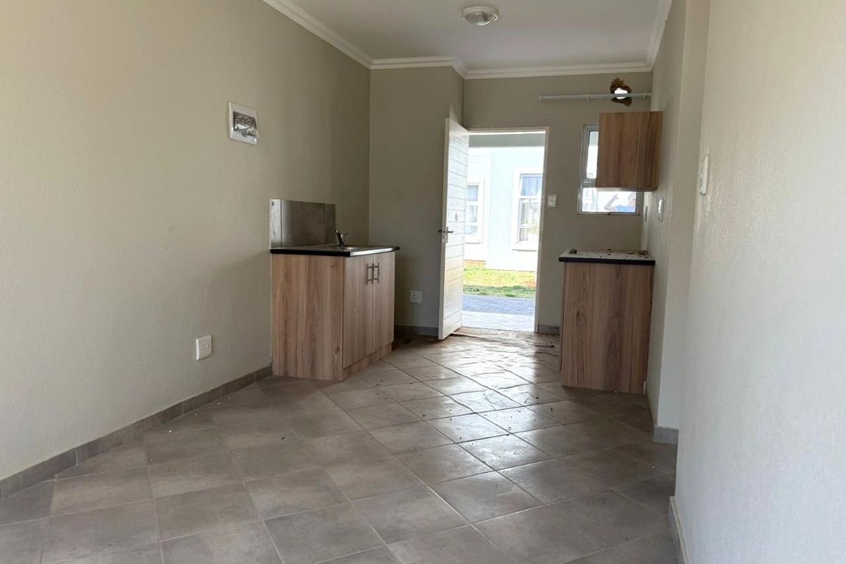 Modern 2-Bedroom Ground Floor Apartment – Secure, Stylish & Effortlessly Convenient - Photo 3