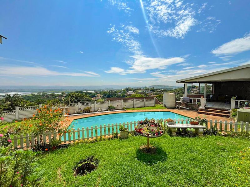Massive home in sought after Glen Hills with magnificent inland views! - Photo 4