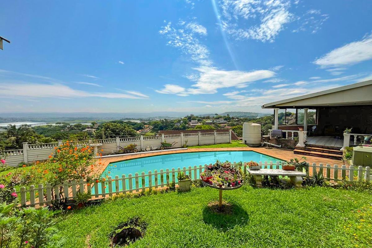 Massive home in sought after Glen Hills with magnificent inland views! - Photo 4