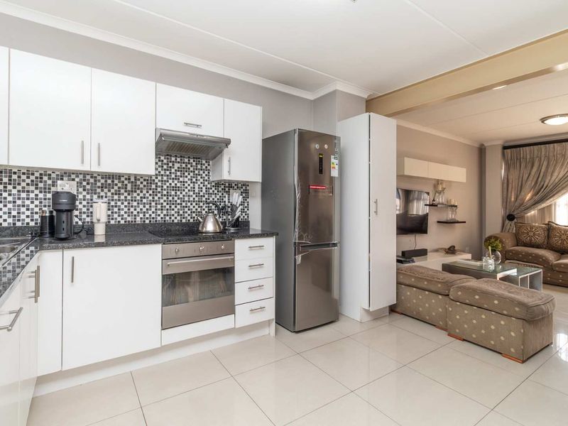 Bright 3-Bedroom Unit with Private Garden and Inverter!! - Photo 6