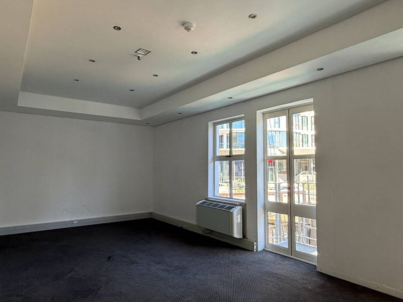 204m2 Premium canal-facing office with balcony in a prestigious business location - Photo 9