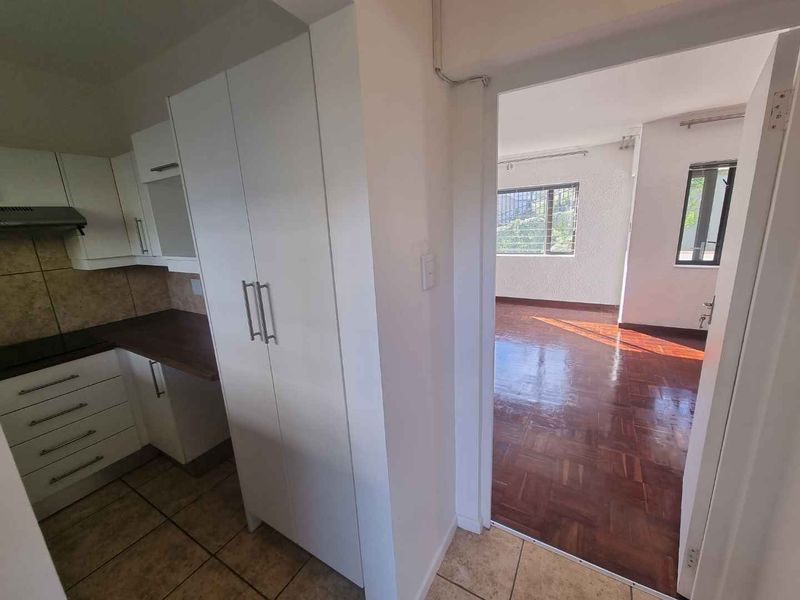 Unfurnished Bachelor Apartment To Rent in Sea Point - Photo 5