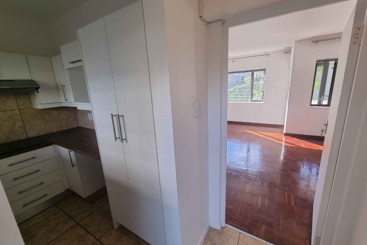 Unfurnished Bachelor Apartment To Rent in Sea Point - Photo 5