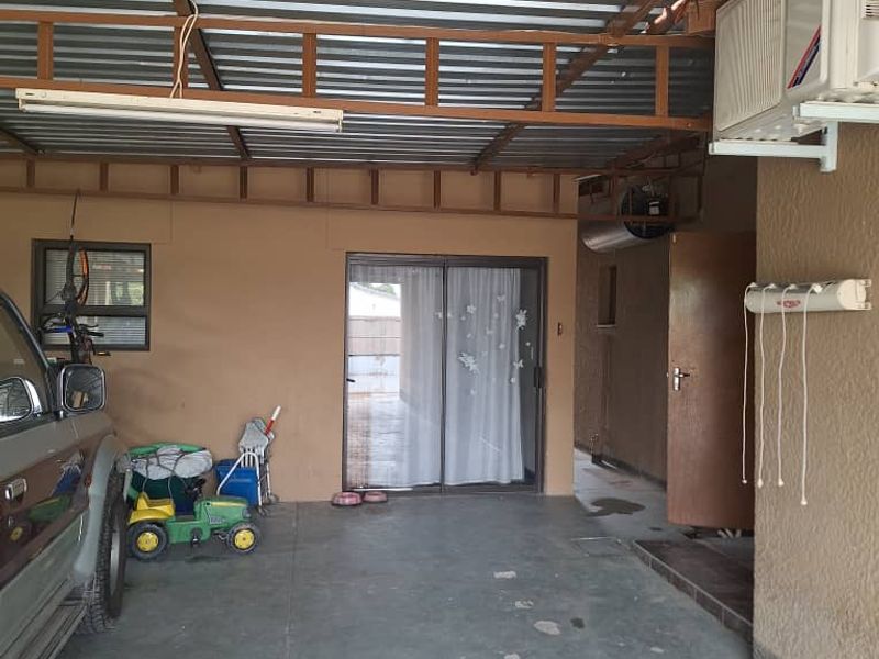 Ongwediva - Safe and Secure Family House with Flat For Sale - Photo 10
