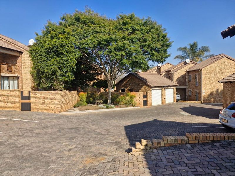 Modern 3-Bedroom Ground Floor Unit with Private Garden - Photo 2