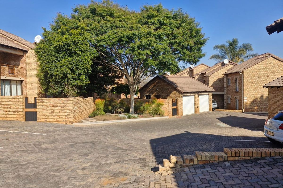 Modern 3-Bedroom Ground Floor Unit with Private Garden - Photo 2