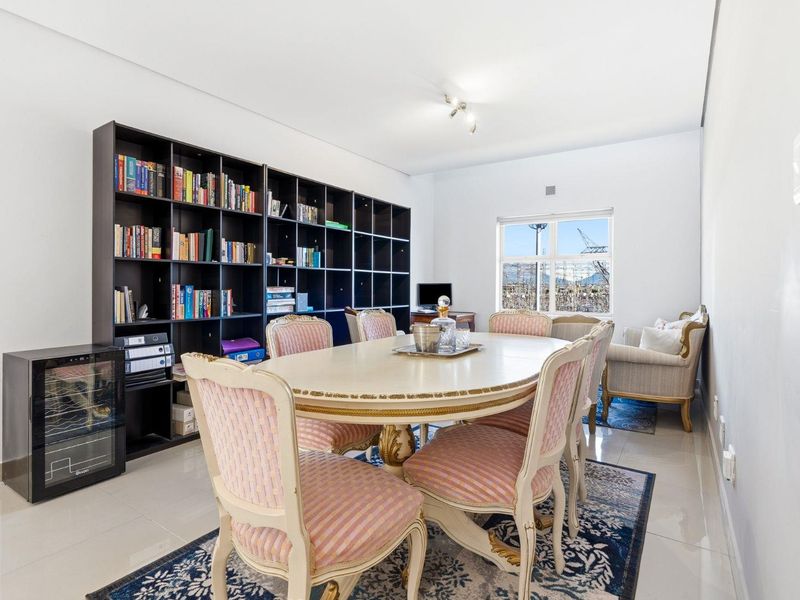 Convenient, Secure Top-Floor Apartment in Edgemead! - Photo 2
