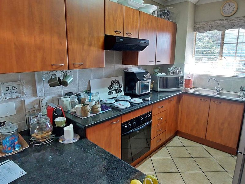 Secure 2 Bedroom Sanctuary - Photo 3