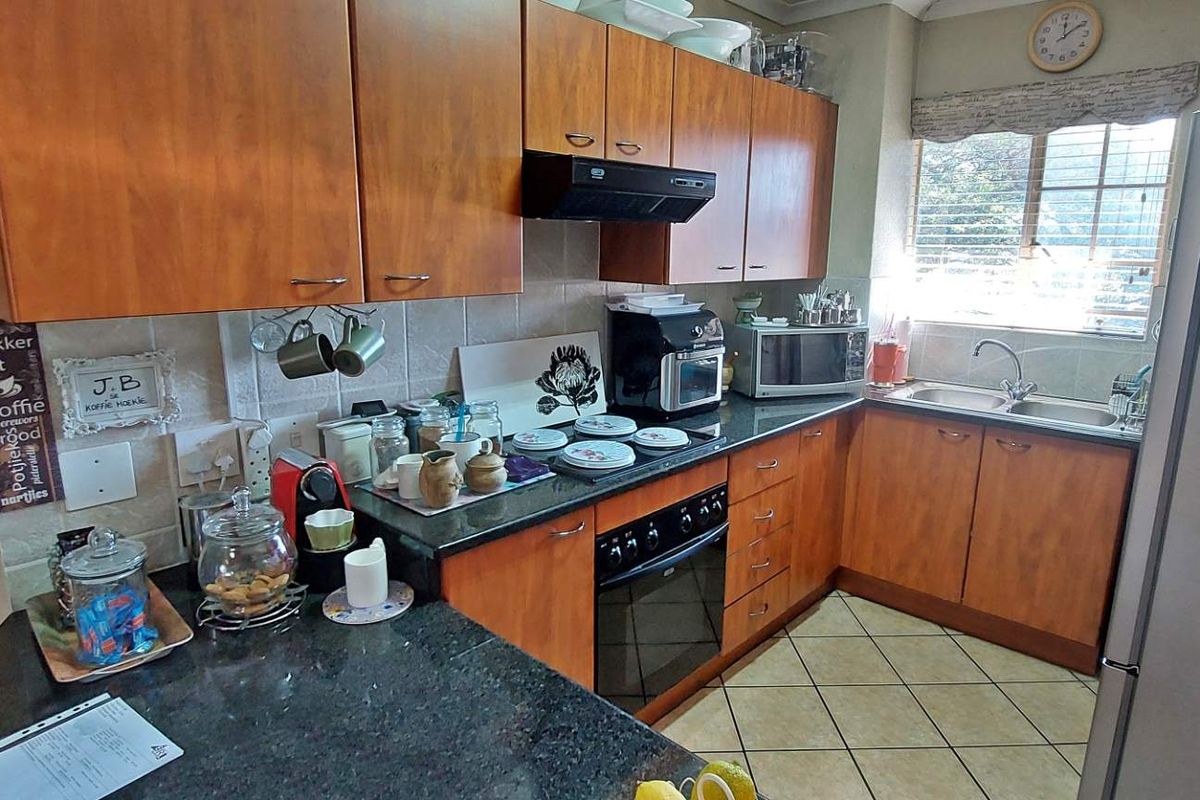 Secure 2 Bedroom Sanctuary - Photo 3