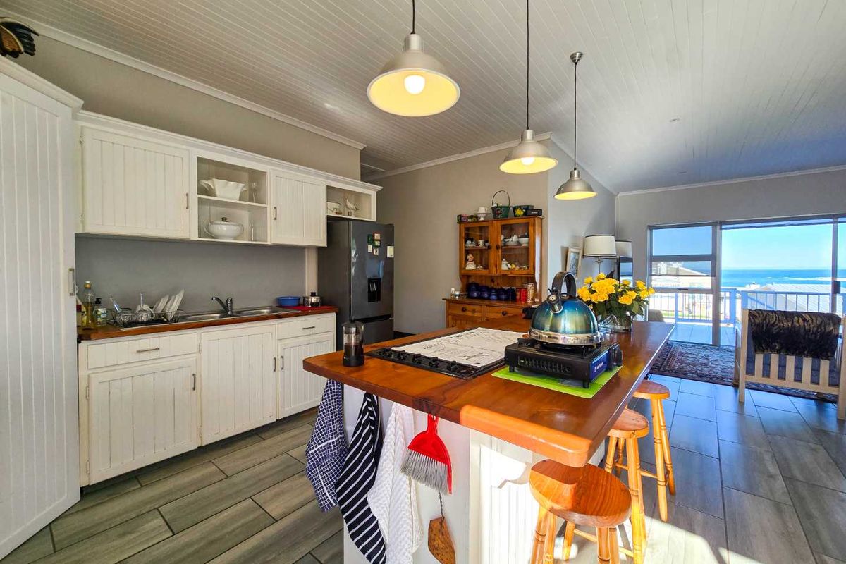 Family living with breathtaking sea views. - Photo 5