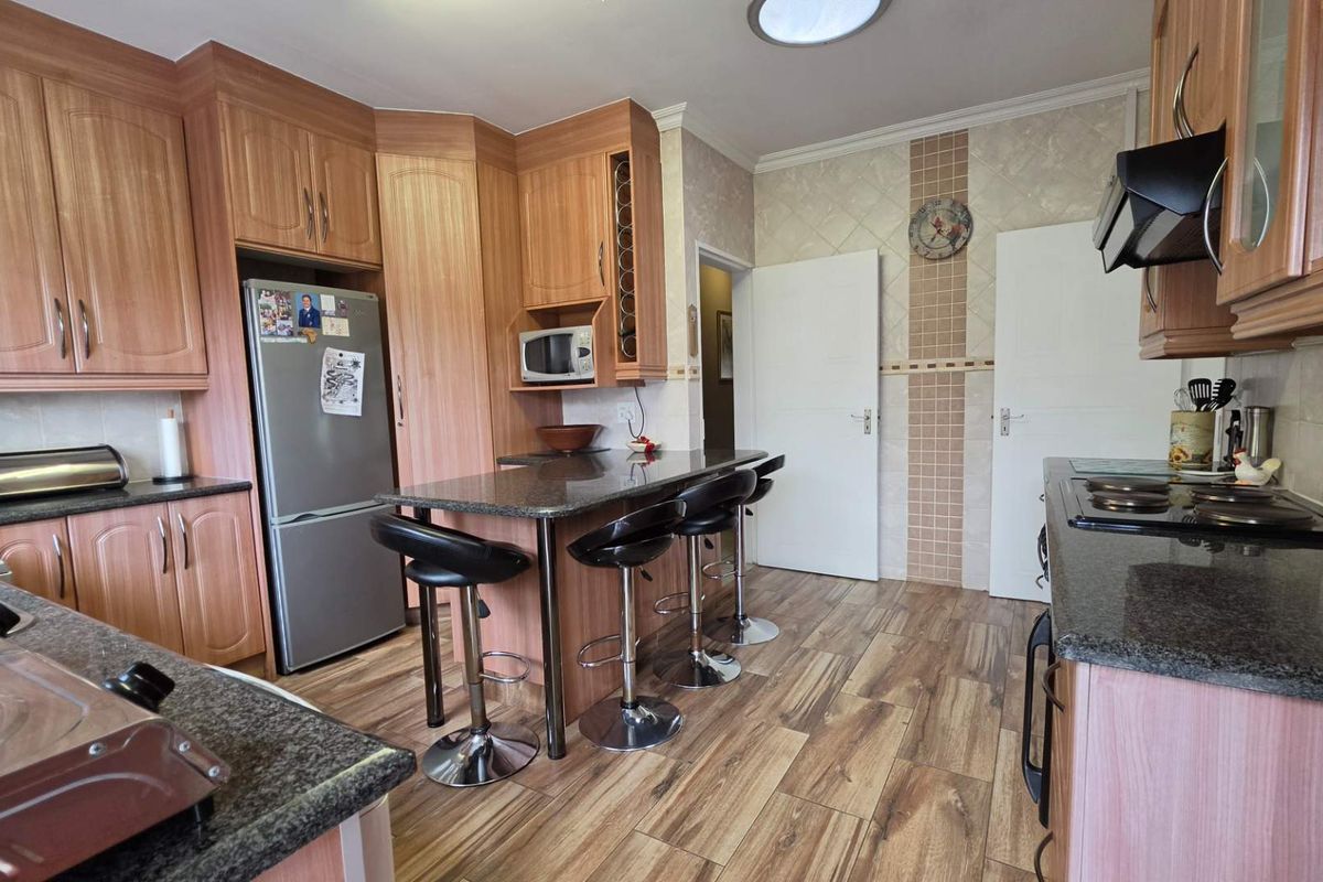 3 Bedroom House for Sale in South Crest - Photo 5