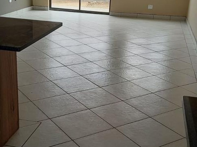 Lovely Spacious 3 Bedroom Townhouse 2 Bathrooms and Double Garage - Photo 7