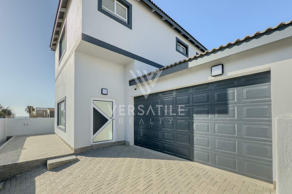 Stunning newly built home, walking distance from the sea and shopping mall. - Photo 5