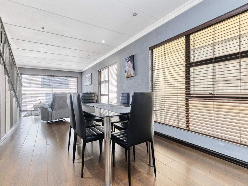 Modern Double-Story Retreat in Prime Location – Perfect for the Lock-Up-and-Go Lifestyle - Photo 4