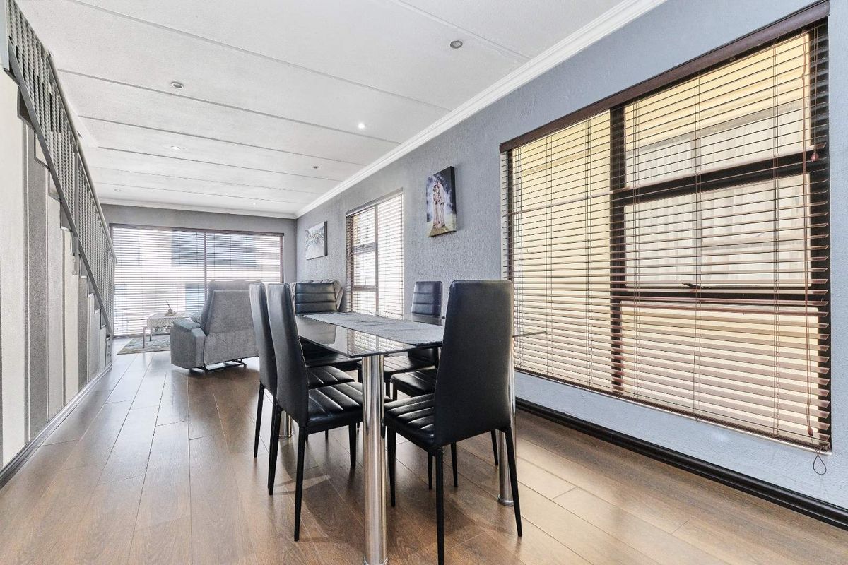 Modern Double-Story Retreat in Prime Location – Perfect for the Lock-Up-and-Go Lifestyle - Photo 4