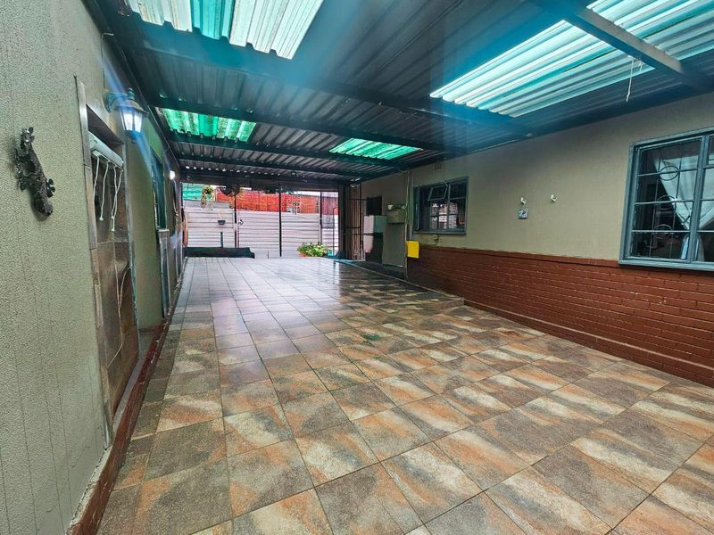 Spacious Family Haven with Flatlet, Skyline Views & No Loadshedding - Photo 6