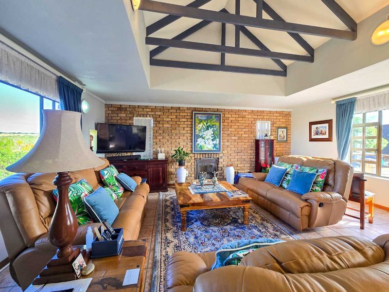 Spacious family home for sale is Stilbaai-Wes. - Photo 5
