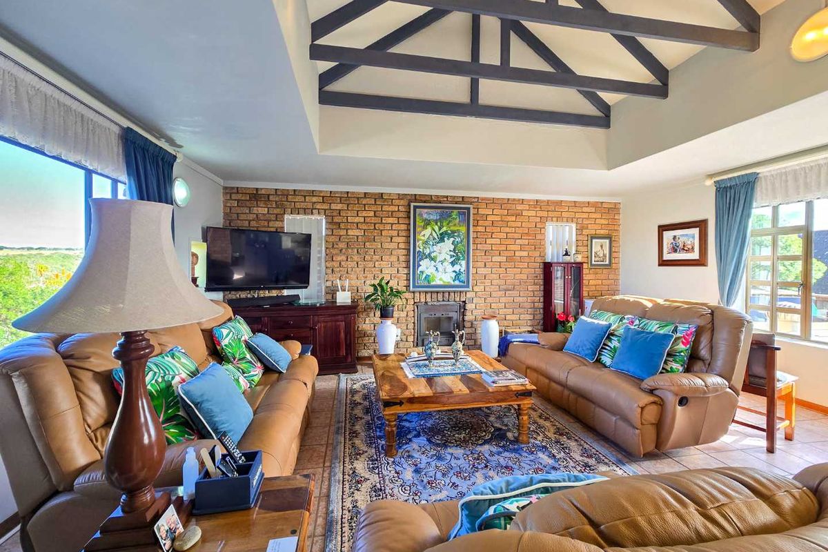 Spacious family home for sale is Stilbaai-Wes. - Photo 5