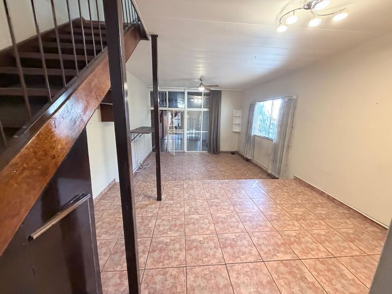 Lovely 3 bedroom duplex townhouse in a sought after suburb! - Photo 3