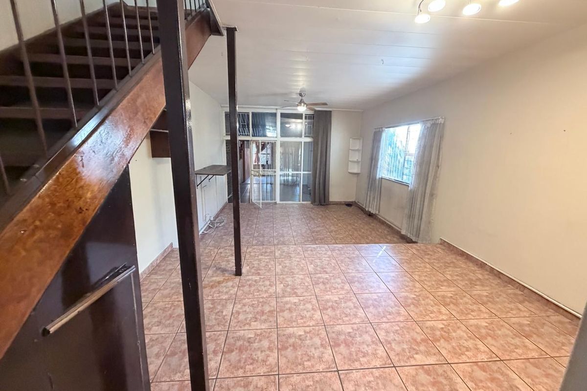 Lovely 3 bedroom duplex townhouse in a sought after suburb! - Photo 3