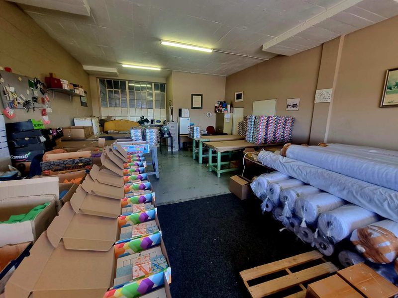 Spacious and Versatile Unit in a Prime Location - Photo 4