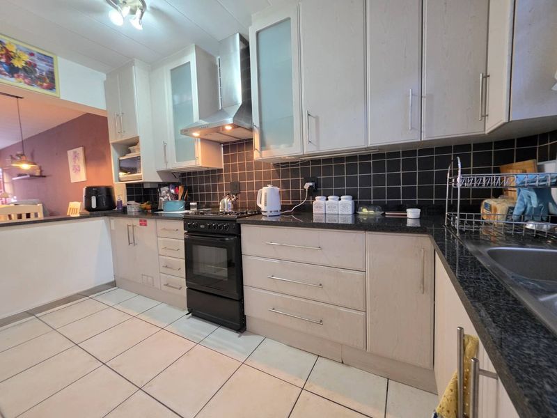 2 Bedroom Townhouse for Sale in New Redruth Alberton - Photo 8
