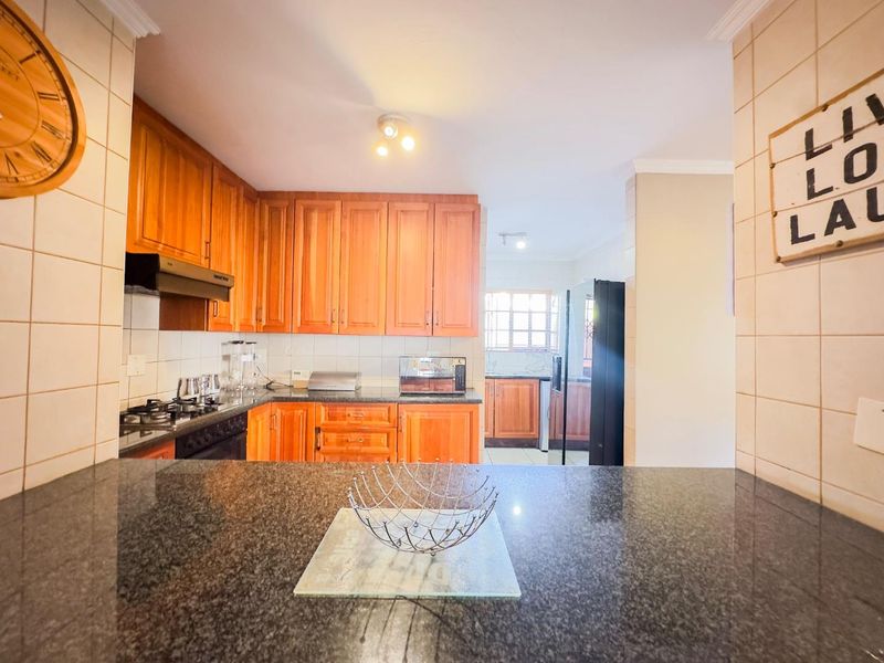 Elegant 3-Bedroom Duplex with an Enclosed Patio - Photo 5