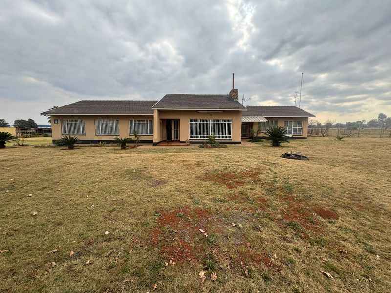 1.4ha Smallholding with Main Residence, Flatlet & Extensive Outbuildings - Photo 4