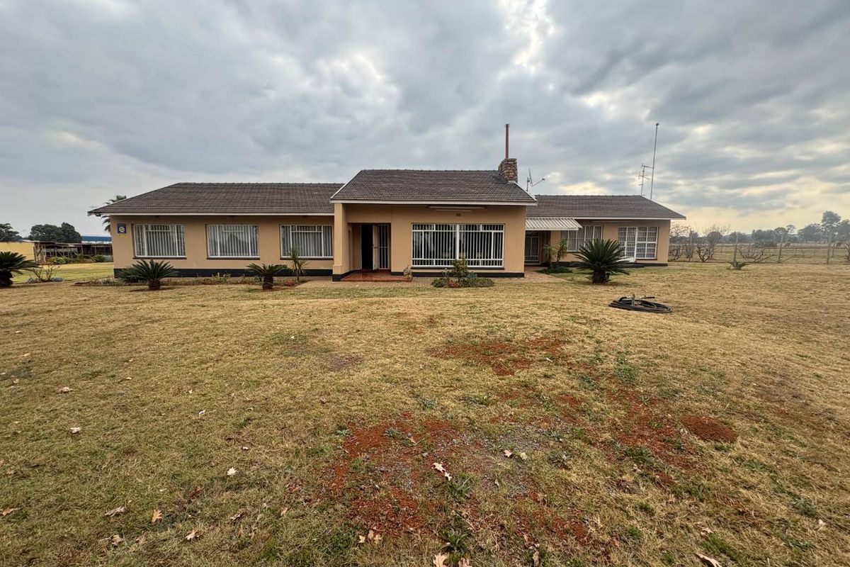 1.4ha Smallholding with Main Residence, Flatlet & Extensive Outbuildings - Photo 4