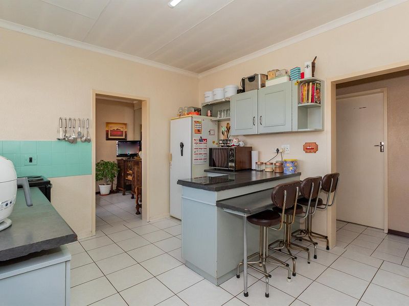 Spacious 3 Bedroom Family Home with Pool in Norkem Park. - Photo 9