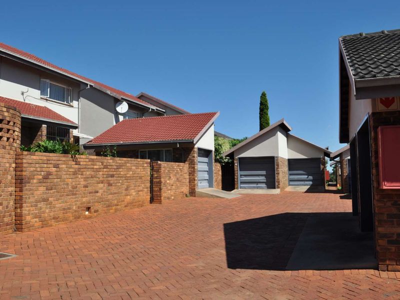 Spacious 3 bedroom duplex with wrap around garden - Photo 5