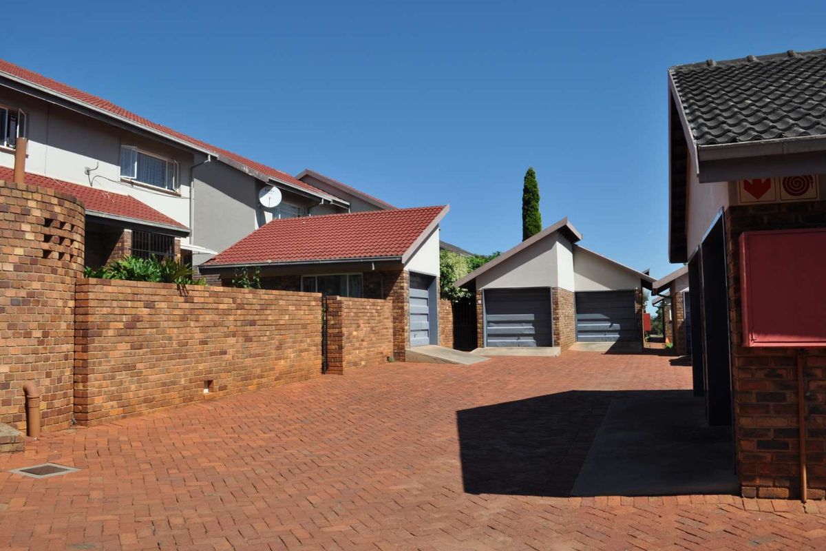 Spacious 3 bedroom duplex with wrap around garden - Photo 5