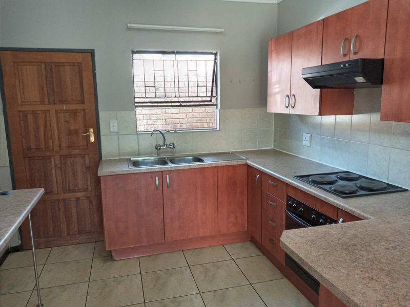 Two Bedroom Townhouse Riversdale Meyerton. - Photo 6