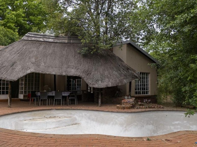 SPACIOUS FAMILY HOME WITH BONUS BACHELOR FLAT - Photo 4