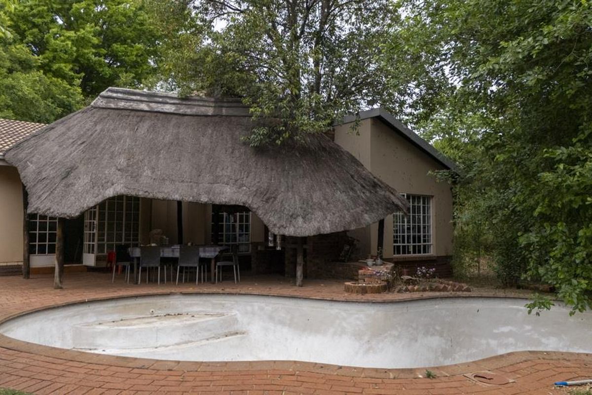 SPACIOUS FAMILY HOME WITH BONUS BACHELOR FLAT - Photo 4