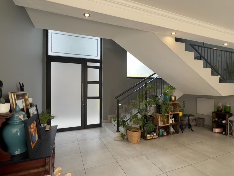 Available for Rental 1 June 2026 - 4 Bedrooms with pool - Photo 3