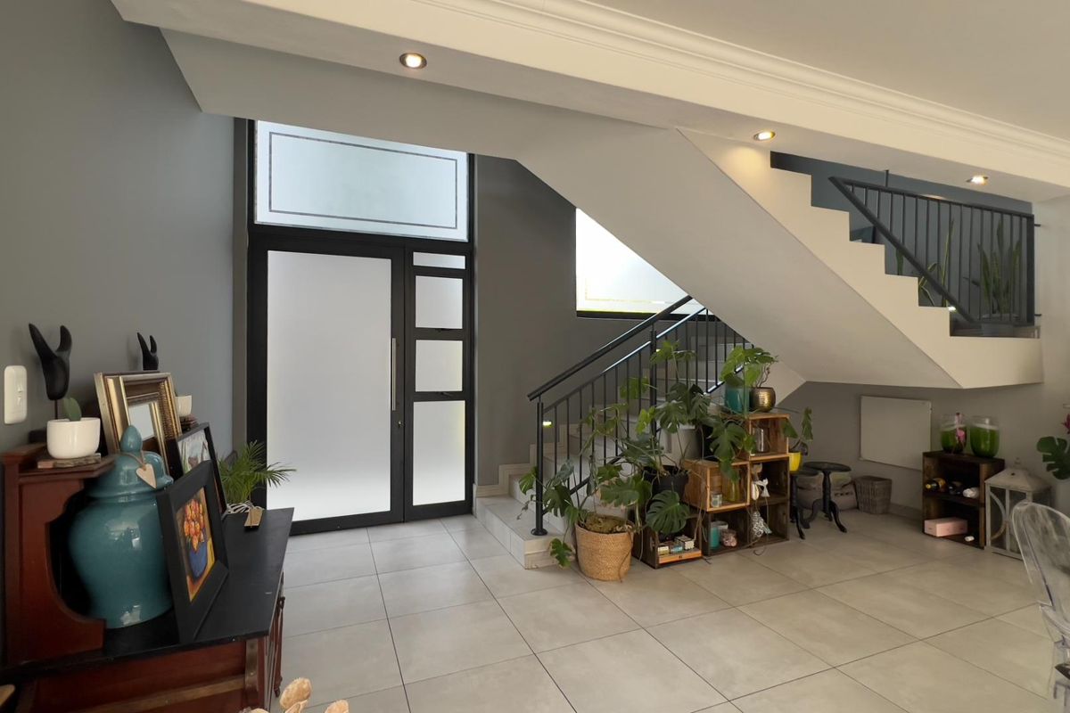 Available for Rental 1 June 2026 - 4 Bedrooms with pool - Photo 3