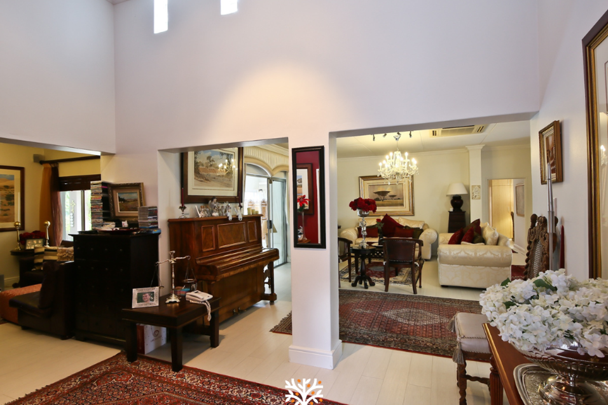 Exquisite 4-Bedroom Home with Entertainment Flair | N$9 200 000.00 - Photo 4