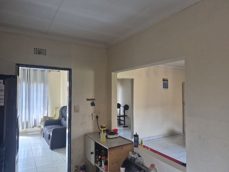 Large family home in Klippoortjie Boksburg - Photo 7