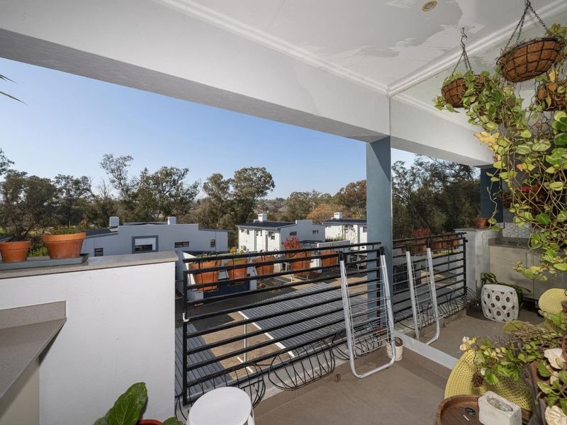 Lovely 2 bedroom Penthouse Apartment with gorgeous views for rent in Bryanston - Photo 4