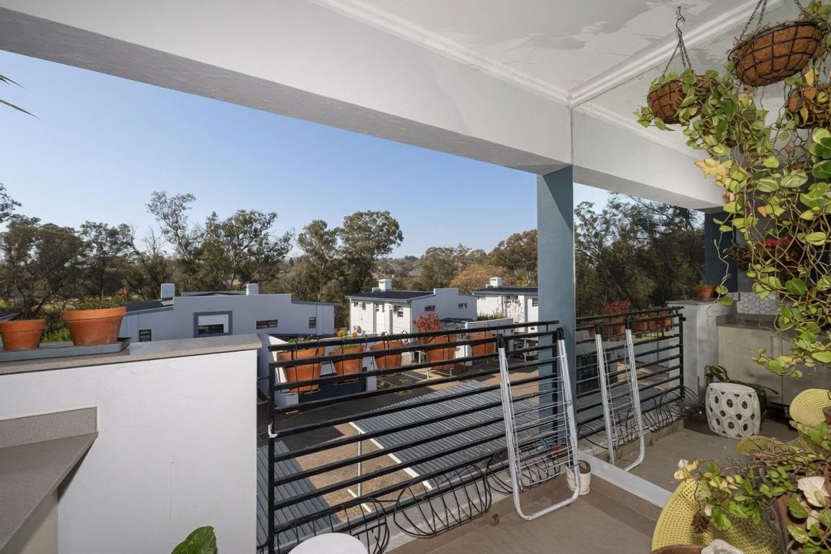 Lovely 2 bedroom Penthouse Apartment with gorgeous views for rent in Bryanston - Photo 4
