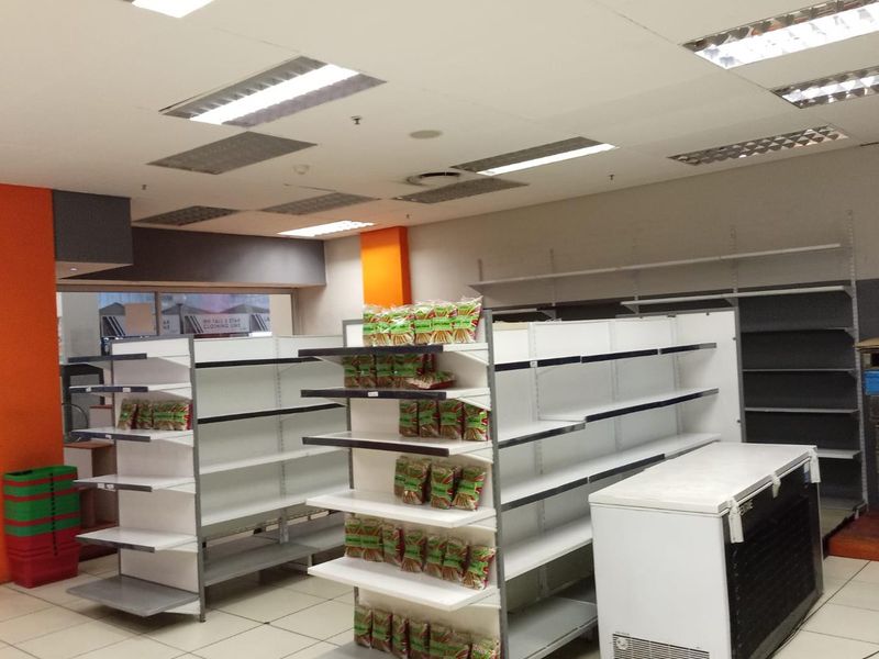 Prime retail space to let - Photo 3