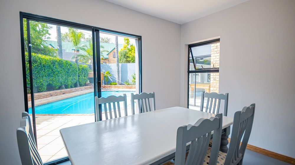 breakfast room overlooks the swimming pool