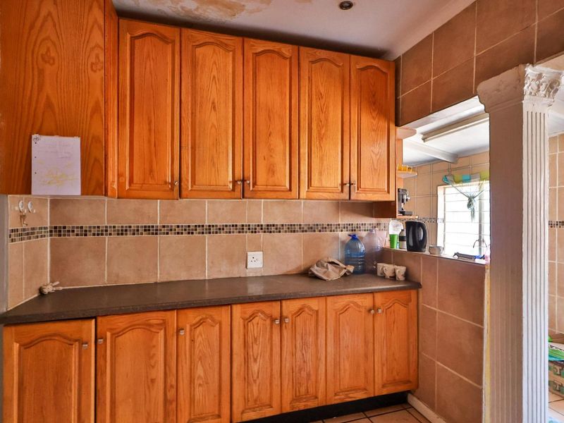 Family Home with Investment Potential in Westdene! - Photo 6