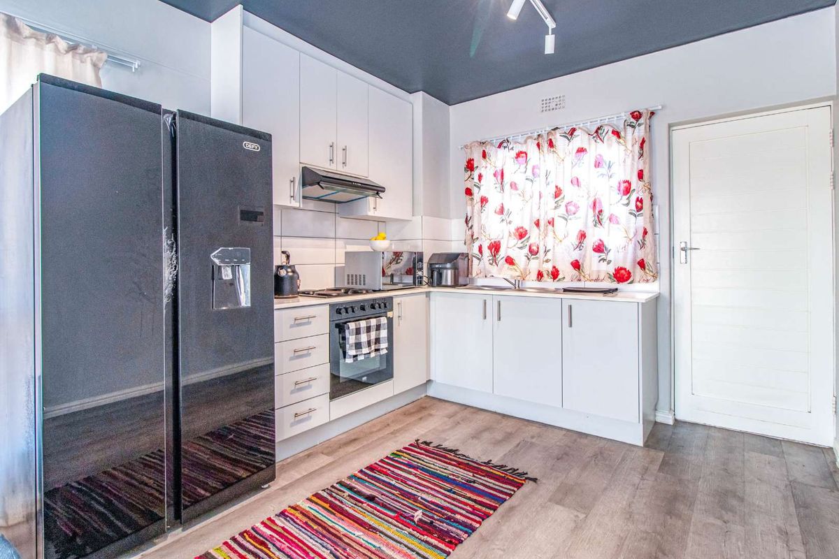 A modern two-bedroom apartment where comfort, convenience, and natural beauty come together. - Photo 3