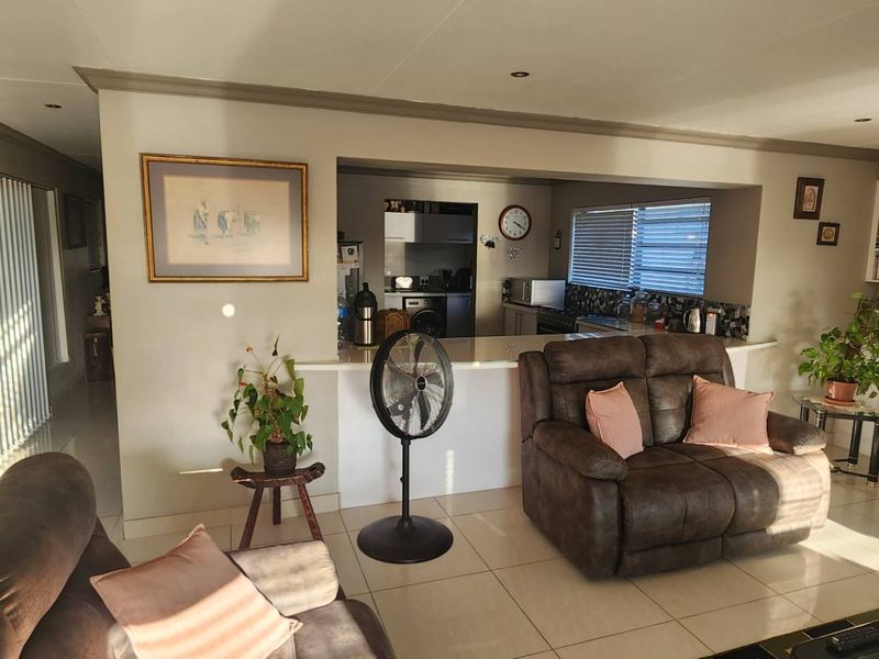 A CHEERFUL HOME FOR EVERYDAY FAMILY LIVING - Photo 9